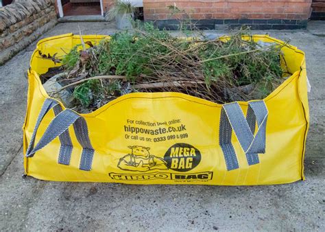 Using a skip bag: HIPPOBAG waste collection service .